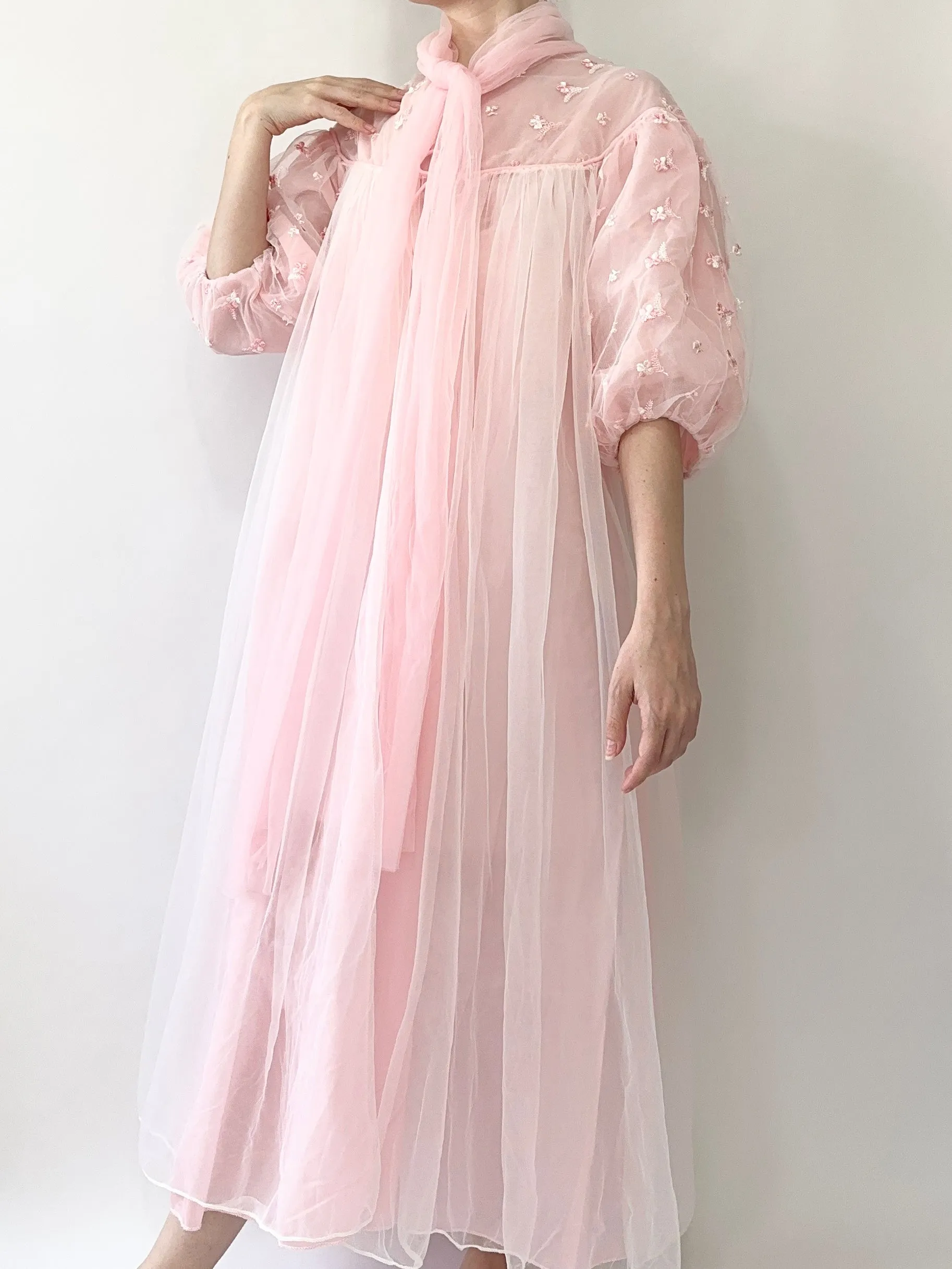 1950s Embroidered Puff Sleeve Peignoir (M)