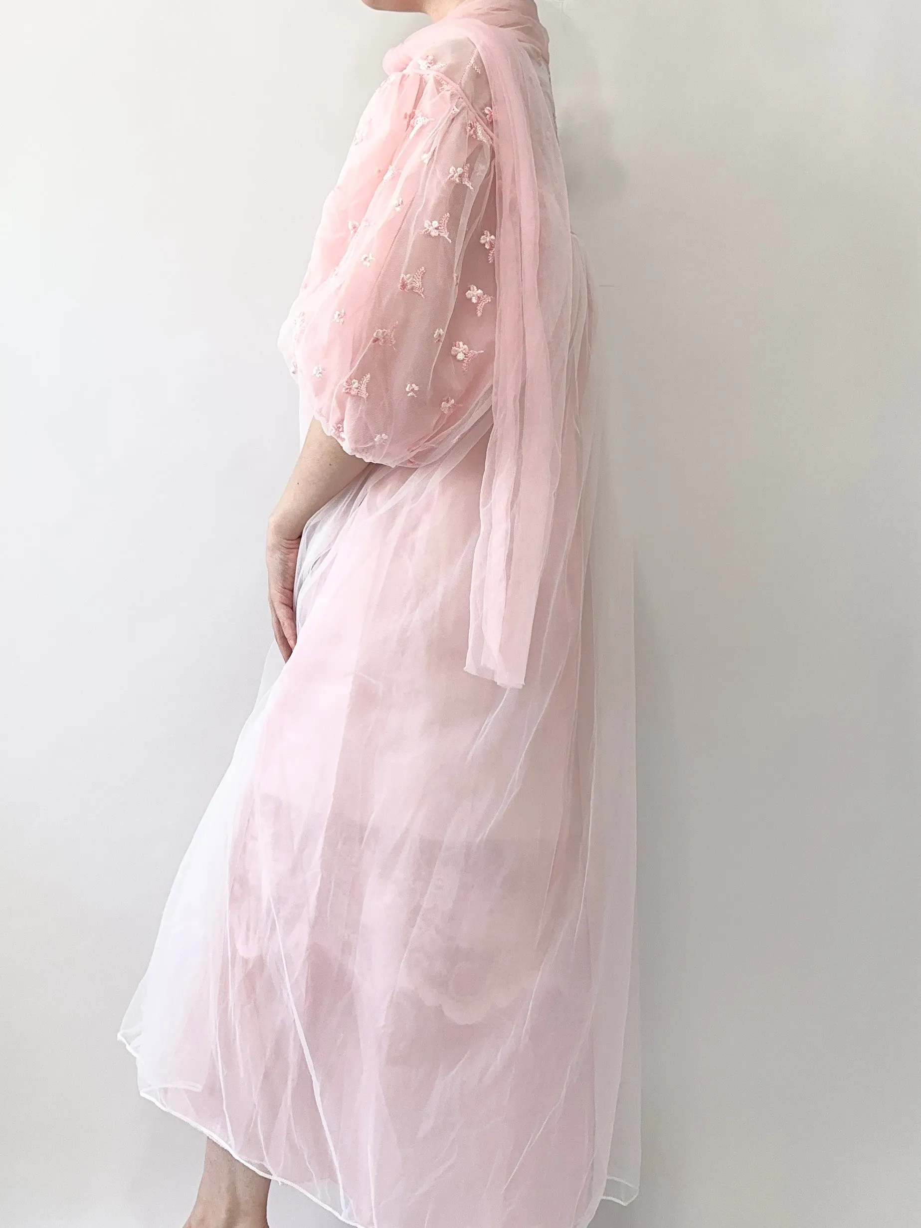 1950s Embroidered Puff Sleeve Peignoir (M)