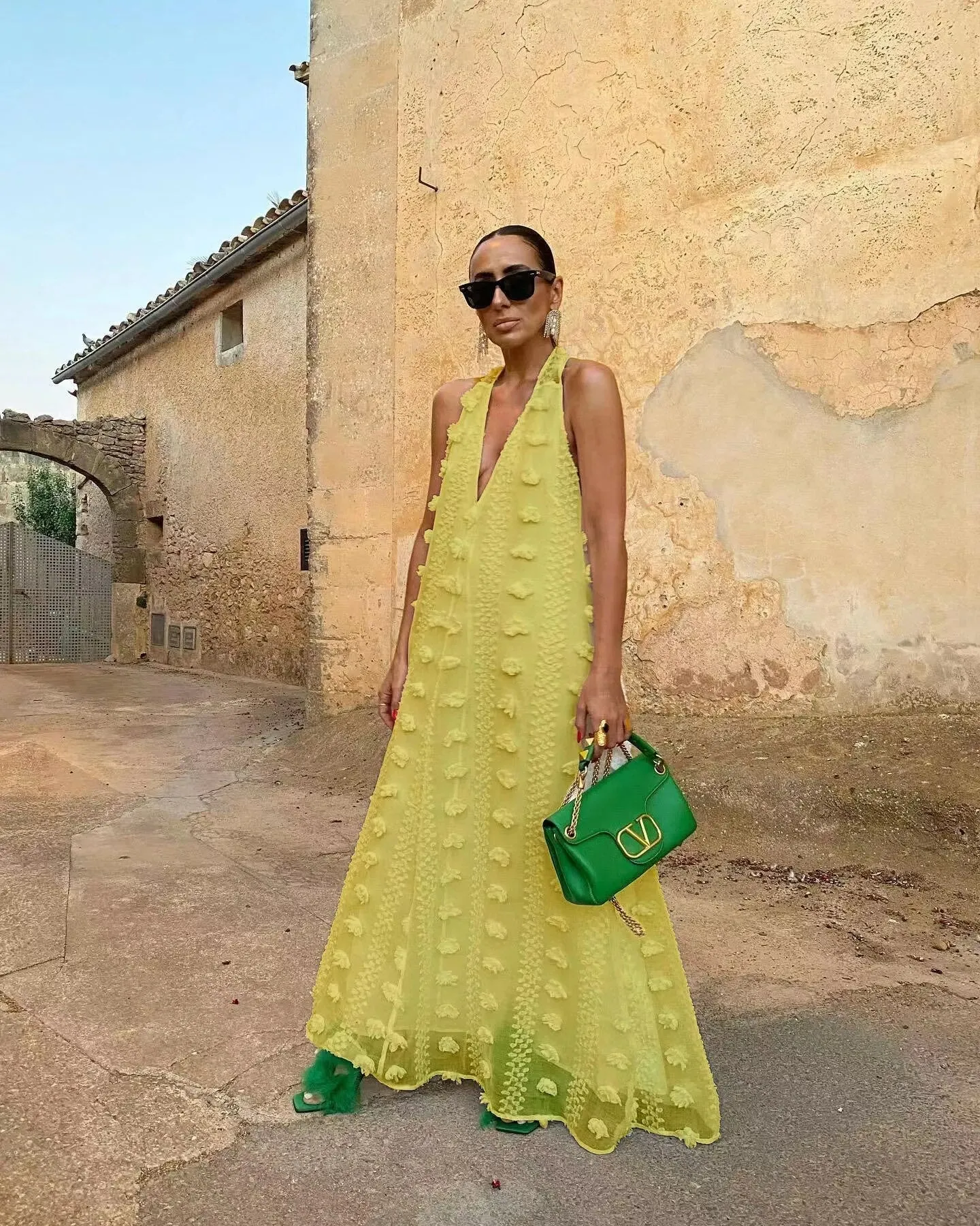 Fumina - Robe gâteau florale, col à la mode, balayage au sol
