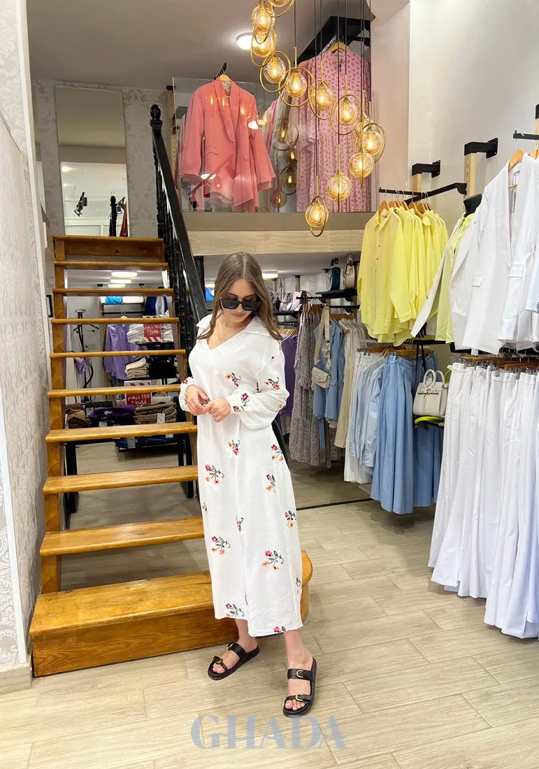Robe brodée en blanc